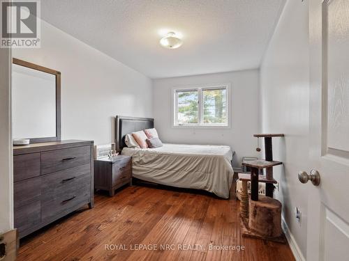 210 Lawrence Lane, Pelham (662 - Fonthill), ON - Indoor Photo Showing Bedroom