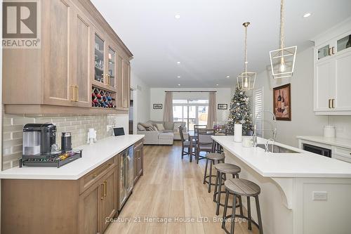 3532 Canfield Crescent, Fort Erie (327 - Black Creek), ON - Indoor Photo Showing Kitchen With Upgraded Kitchen