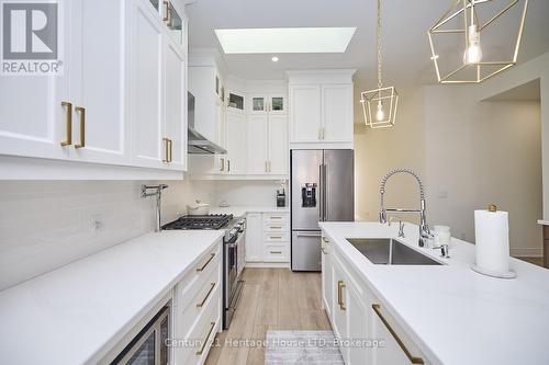 3532 Canfield Crescent, Fort Erie (327 - Black Creek), ON - Indoor Photo Showing Kitchen With Upgraded Kitchen