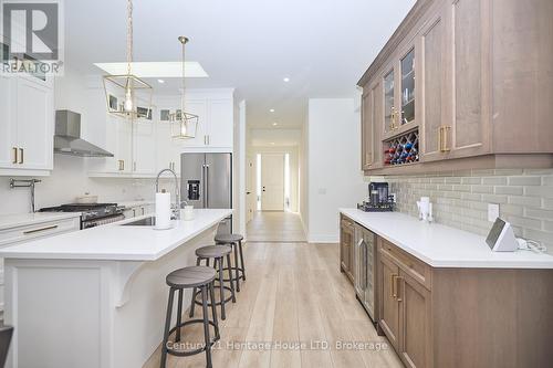 3532 Canfield Crescent, Fort Erie (327 - Black Creek), ON - Indoor Photo Showing Kitchen With Upgraded Kitchen