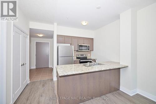 545 - 16 Concord Place, Grimsby (540 - Grimsby Beach), ON - Indoor Photo Showing Kitchen