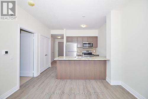 545 - 16 Concord Place, Grimsby (540 - Grimsby Beach), ON - Indoor Photo Showing Kitchen