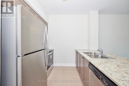 545 - 16 Concord Place, Grimsby (540 - Grimsby Beach), ON - Indoor Photo Showing Kitchen With Double Sink