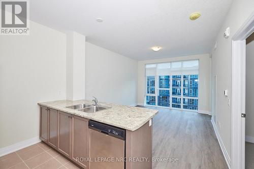 545 - 16 Concord Place, Grimsby (540 - Grimsby Beach), ON - Indoor Photo Showing Kitchen With Double Sink