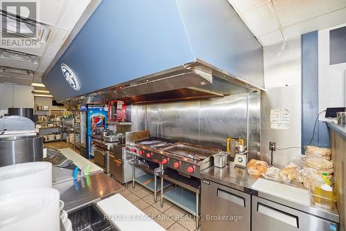 545 - 16 Concord Place, Grimsby (540 - Grimsby Beach), ON - Indoor Photo Showing Kitchen