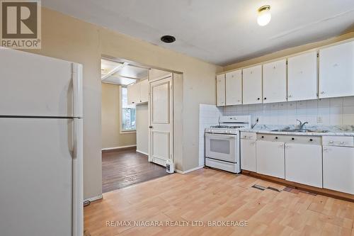 698 King Street, Port Colborne (877 - Main Street), ON - Indoor Photo Showing Kitchen With Double Sink