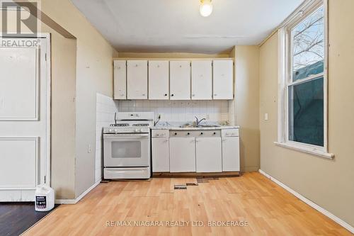 698 King Street, Port Colborne (877 - Main Street), ON - Indoor Photo Showing Kitchen With Double Sink