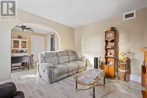 698 King Street, Port Colborne (877 - Main Street), ON - Indoor Photo Showing Living Room