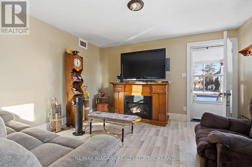 698 King Street, Port Colborne (877 - Main Street), ON - Indoor Photo Showing Living Room With Fireplace