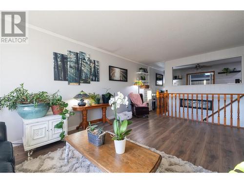 800 Valhalla Drive Unit# 64, Kamloops, BC - Indoor Photo Showing Living Room