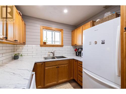 800 Valhalla Drive Unit# 64, Kamloops, BC - Indoor Photo Showing Kitchen With Double Sink