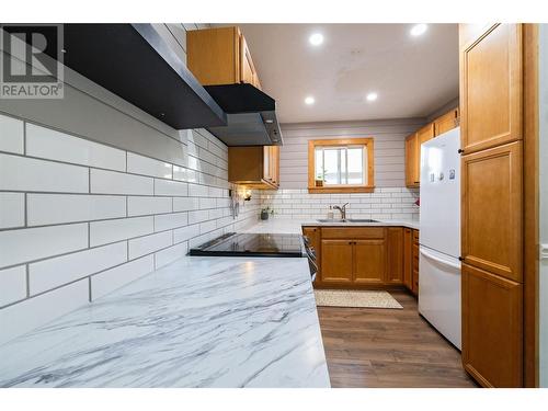 800 Valhalla Drive Unit# 64, Kamloops, BC - Indoor Photo Showing Kitchen