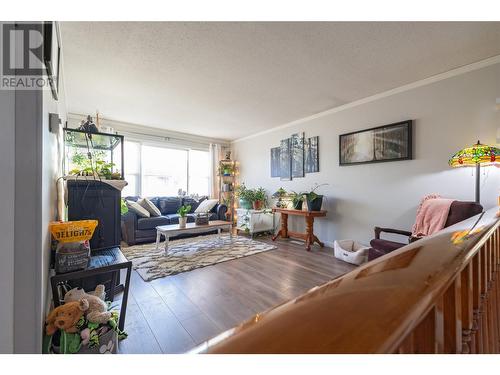 800 Valhalla Drive Unit# 64, Kamloops, BC - Indoor Photo Showing Living Room