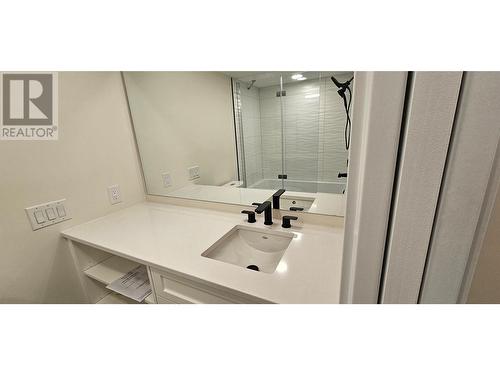 217 Elm Avenue Unit# 301, Penticton, BC - Indoor Photo Showing Bathroom