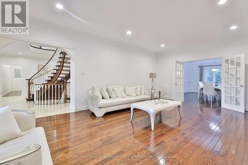 218 Owen Boulevard, Toronto, ON - Indoor Photo Showing Living Room