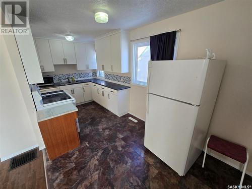 813 Souris Avenue, Weyburn, SK - Indoor Photo Showing Kitchen