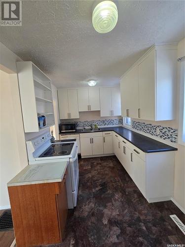 813 Souris Avenue, Weyburn, SK - Indoor Photo Showing Laundry Room