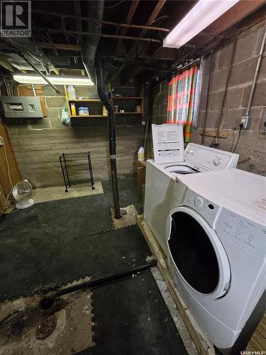 813 Souris Avenue, Weyburn, SK - Indoor Photo Showing Laundry Room