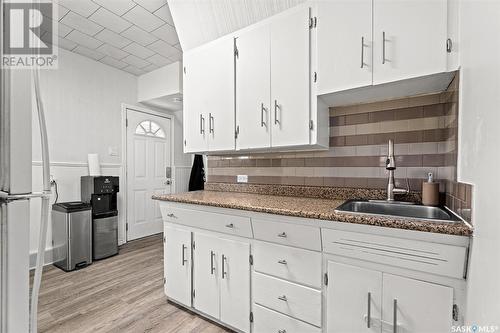 878 5Th Avenue Nw, Moose Jaw, SK - Indoor Photo Showing Kitchen