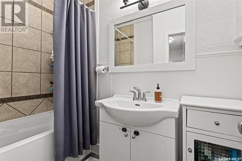 878 5Th Avenue Nw, Moose Jaw, SK - Indoor Photo Showing Bathroom