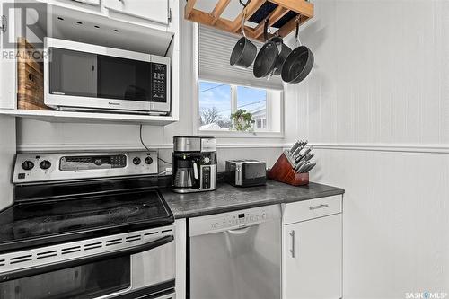 878 5Th Avenue Nw, Moose Jaw, SK - Indoor Photo Showing Kitchen