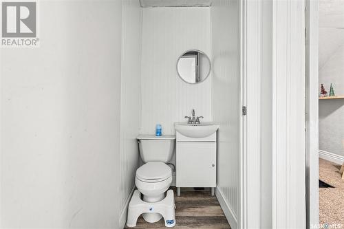 878 5Th Avenue Nw, Moose Jaw, SK - Indoor Photo Showing Bathroom