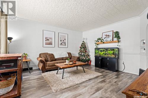 878 5Th Avenue Nw, Moose Jaw, SK - Indoor Photo Showing Living Room