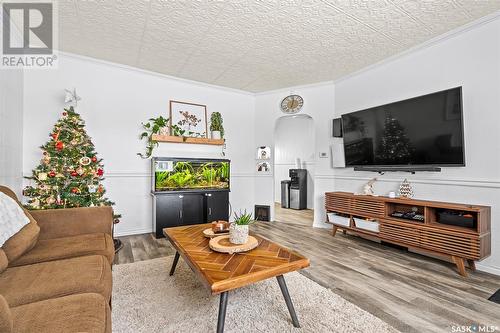 878 5Th Avenue Nw, Moose Jaw, SK - Indoor Photo Showing Living Room