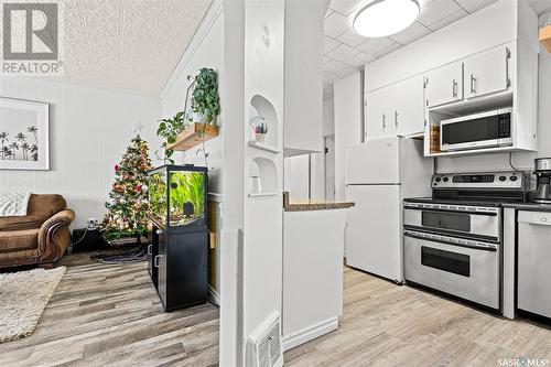 878 5Th Avenue Nw, Moose Jaw, SK - Indoor Photo Showing Kitchen