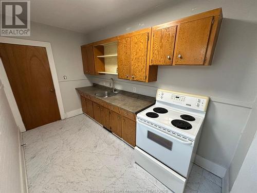 1095 Gladstone Avenue, Windsor, ON - Indoor Photo Showing Kitchen