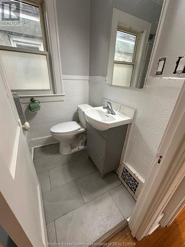 1095 Gladstone Avenue, Windsor, ON - Indoor Photo Showing Bathroom