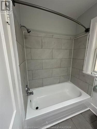 1095 Gladstone Avenue, Windsor, ON - Indoor Photo Showing Bathroom