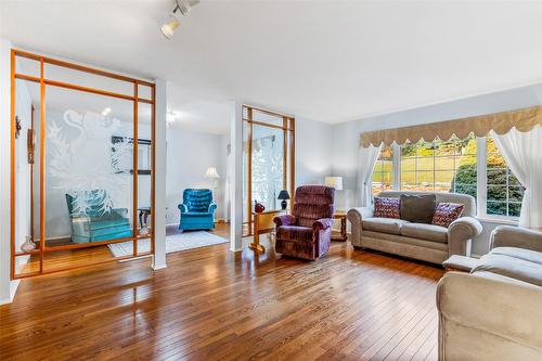 1061 Westview Road, Creston, BC - Indoor Photo Showing Living Room