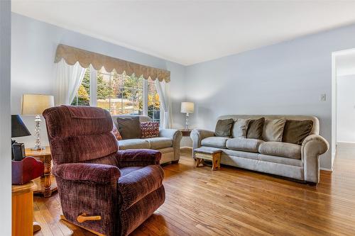 1061 Westview Road, Creston, BC - Indoor Photo Showing Living Room