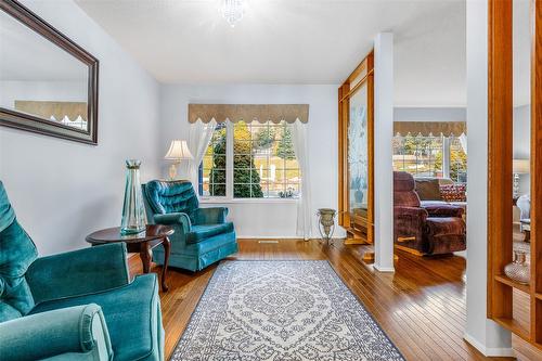 1061 Westview Road, Creston, BC - Indoor Photo Showing Living Room