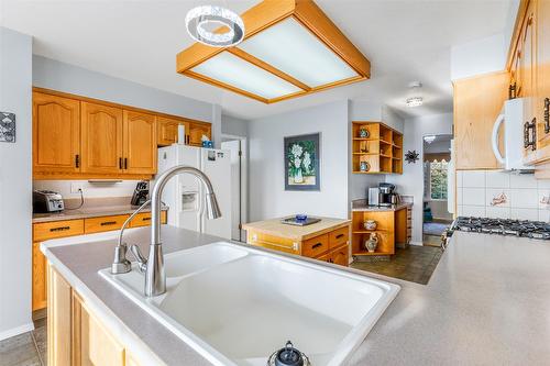 1061 Westview Road, Creston, BC - Indoor Photo Showing Kitchen With Double Sink