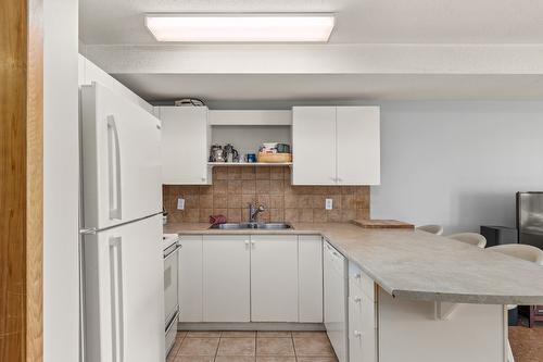 211-225 Kettle View Road, Big White, BC - Indoor Photo Showing Kitchen With Double Sink