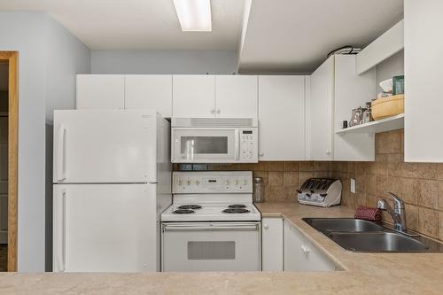 211-225 Kettle View Road, Big White, BC - Indoor Photo Showing Kitchen With Double Sink