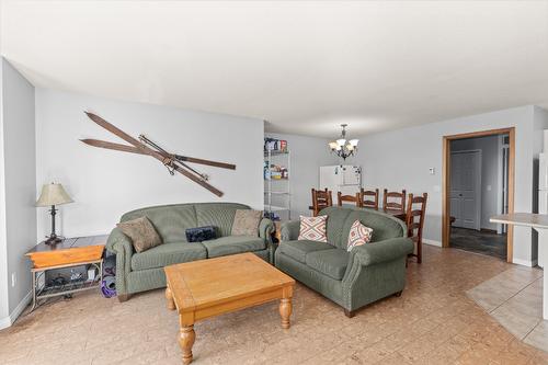 211-225 Kettle View Road, Big White, BC - Indoor Photo Showing Living Room