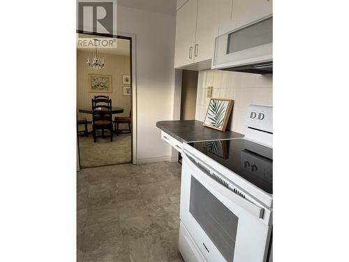 3310 Lilac Crescent, Trail, BC - Indoor Photo Showing Kitchen