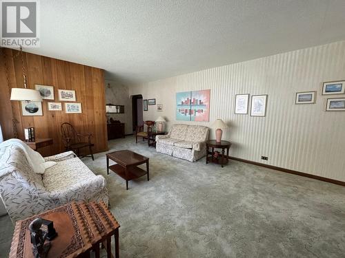 3310 Lilac Crescent, Trail, BC - Indoor Photo Showing Living Room