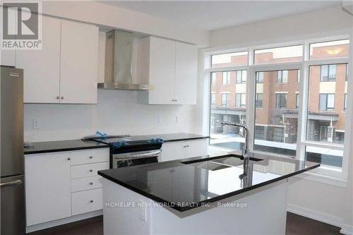 189 Salterton Circle, Vaughan, ON - Indoor Photo Showing Kitchen With Double Sink With Upgraded Kitchen