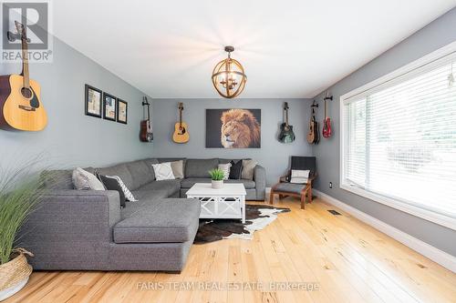 220 Moonstone Road E, Oro-Medonte, ON - Indoor Photo Showing Living Room