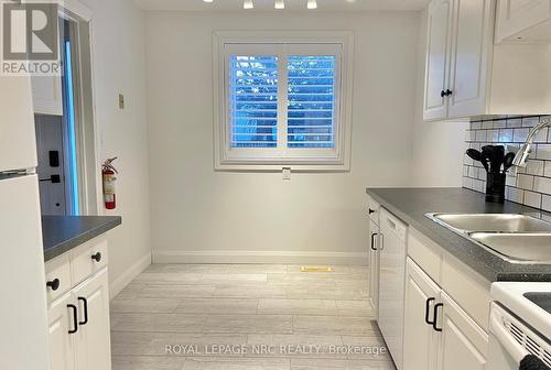 79 - 77 Linwell Road, St. Catharines (443 - Lakeport), ON - Indoor Photo Showing Kitchen With Double Sink