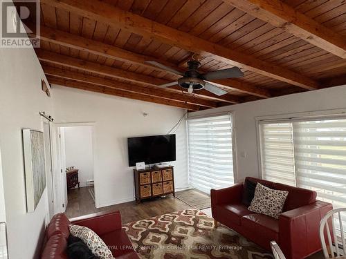 5 Erie Heights Line, Haldimand, ON - Indoor Photo Showing Living Room