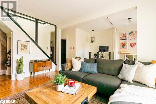 109 Fairleigh Avenue S, Hamilton, ON - Indoor Photo Showing Living Room