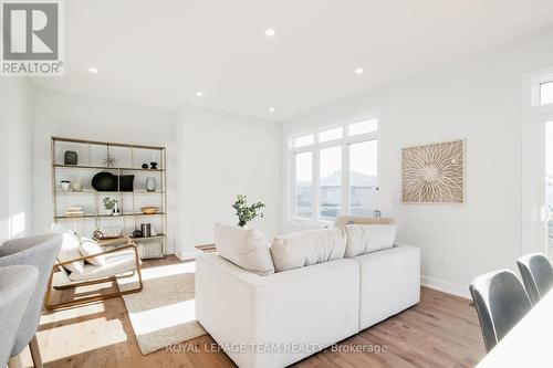 1005 Moore Street, Brockville, ON - Indoor Photo Showing Living Room