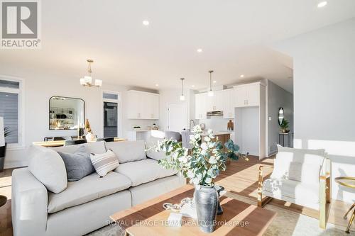 1005 Moore Street, Brockville, ON - Indoor Photo Showing Living Room