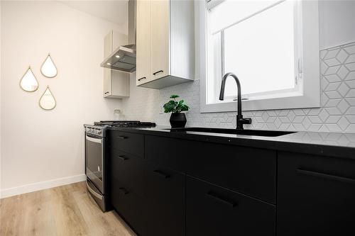 116 Cowley Street, West St Paul, MB - Indoor Photo Showing Kitchen