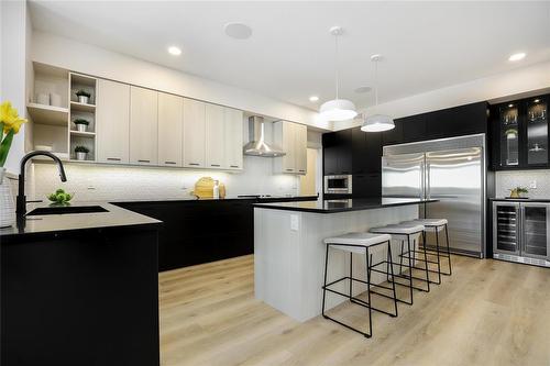 116 Cowley Street, West St Paul, MB - Indoor Photo Showing Kitchen With Upgraded Kitchen